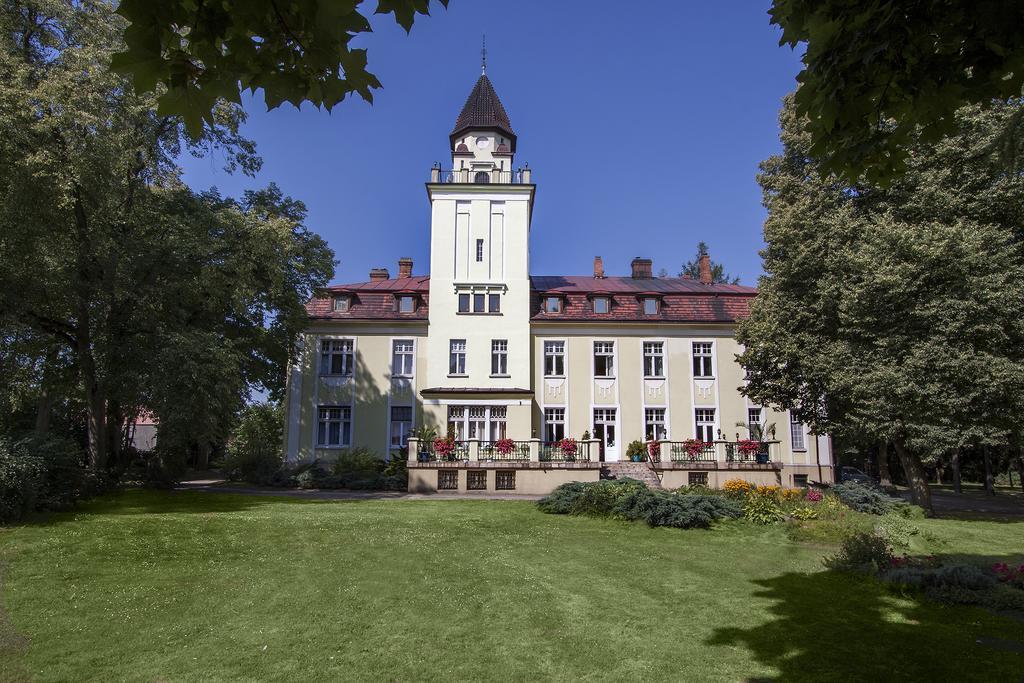 Palac Nieznanice Zabytek Goscinny Ze Spa Kültér fotó