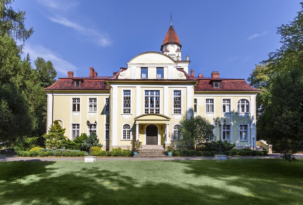 Palac Nieznanice Zabytek Goscinny Ze Spa Kültér fotó